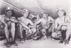 WITZEMANN, chargeur, RITZ, surveillant, LOECHLER, haveur et SIMON, aide-haveur au fond du puits Alex. (photos Les hommes et la potasse, Maison du mineur 1987)